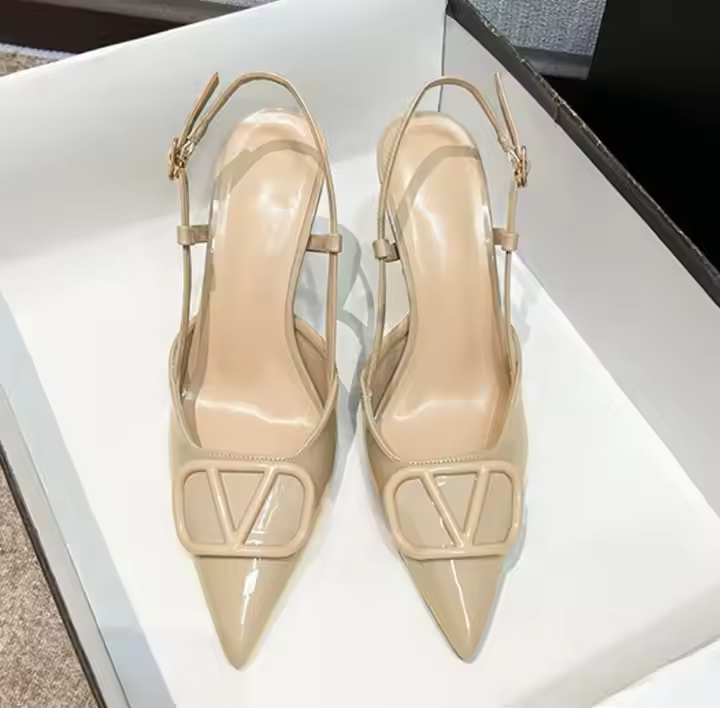 New women's singles shoes versatile hollow shoes V-buckle slotted buckle sandals